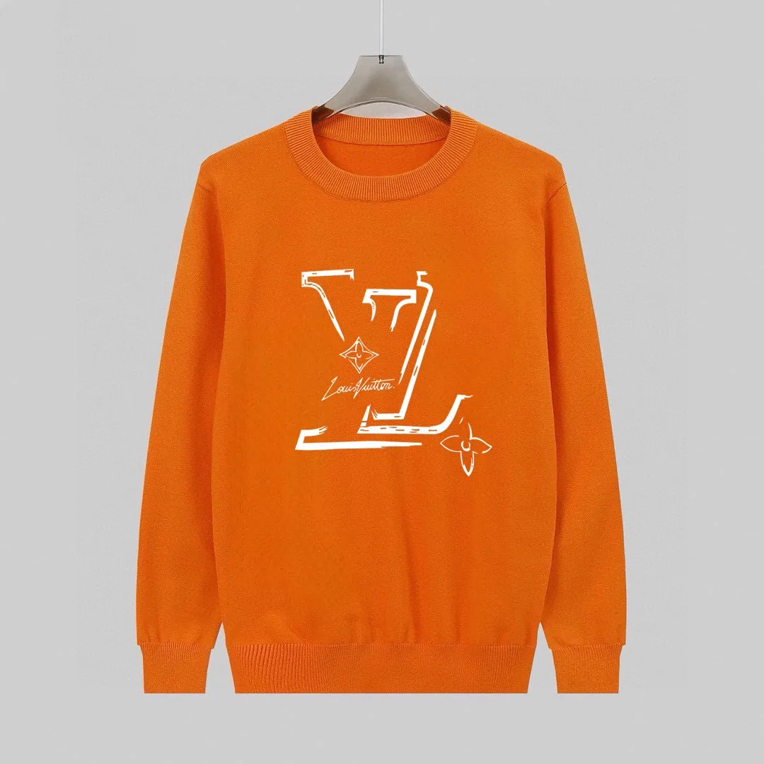 🅿️240 【LV Louis Vuitton】Autumn and winter classic round neck pullover sweater, in full condition! ! ! Wool blended fabric, the latest model in 2025, golden ratio! ! Slim-fitting soft gold, versatile and practical item, the combination and practicality are extremely powerful, simple and elegant, and classy! To create your own style, it is highly recommended to buy it in two colors. The standard slim fit tailoring process is suitable for both young and old men. It is knitted from wool and will not cause any discomfort! While keeping warm, it is stylish, textured and wearable, and the classic logo with contrasting colors on the chest feels in place! ! Recommended for regular customers! ! Size M-3XL (maximum wear: 190 pounds)